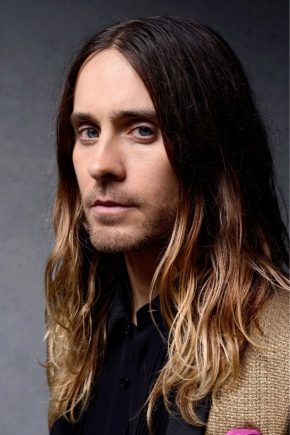 Comment un homme peut-il avoir les cheveux longs ?