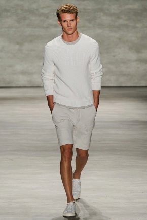 Light men's shorts: description of styles and the best combinations