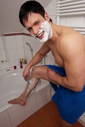 Πρέπει οι άντρες να ξυρίσουν τα πόδια τους και πώς να το κάνουν;