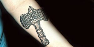 Tetovējuma iezīmes Thora āmura veidā