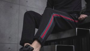 Мушке панталоне са пругама: шта је то и са чиме носити?