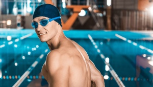 Men's hats for the pool: types and features of choice