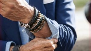 On which hand do men wear the bracelet and how is it regulated?