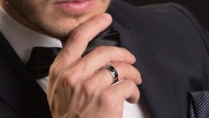 Ring on the ring finger of a man