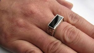Pierścionek na środkowy palec mężczyzny: co to znaczy i kto go nosi?