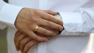 بأي يد يرتدي الرجال خاتم الزواج؟