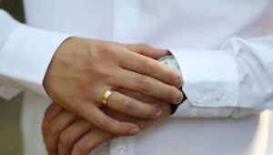 في أي إصبع يرتدي الرجال خاتم الزواج؟