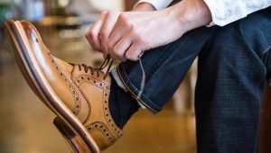 ما هي الأحذية الرجالية التي يمكن ارتداؤها مع الجينز؟