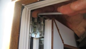 Come rimuovere la porta dai cardini del balcone e della loggia?