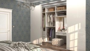 Arrangement of a dressing room in a small bedroom