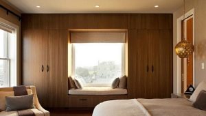 Дизајн и уређење спаваћих соба са два прозора