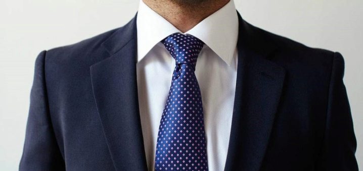 Come legare una cravatta con un nodo Windsor?