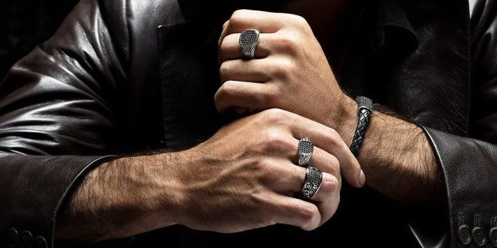 Come indossano gli anelli gli uomini?