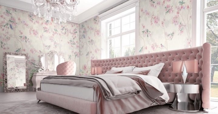 اختيار ورق الحائط مع الزهور في غرفة النوم