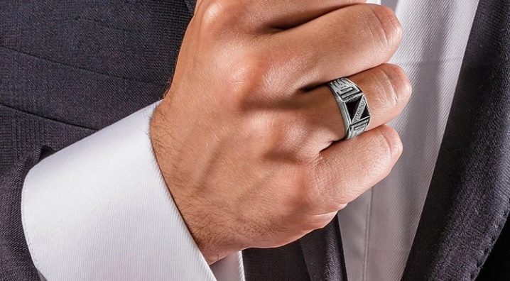 Ανδρικά ασημένια δαχτυλίδια: τι είναι και πώς να φορέσουν;
