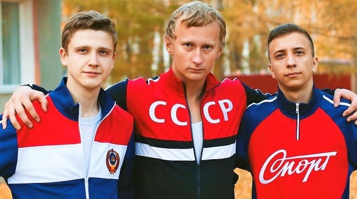 استعراض ملابس رياضية للرجال مع رموز الاتحاد السوفياتي