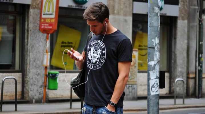Men's T-shirts with a cutout: description and types of models