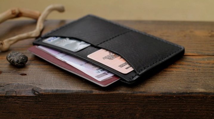 Ανδρικά πορτοφόλια για έγγραφα και χρήματα