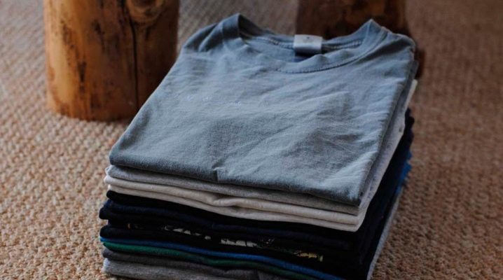How to fold a T-shirt quickly?