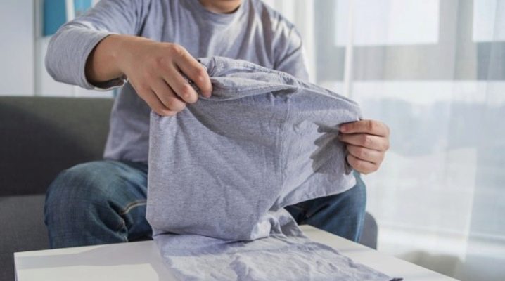 How to beautifully fold a T-shirt into a closet?