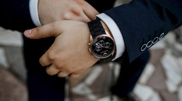What hand should a man wear a watch on?