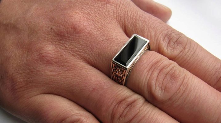 Δαχτυλίδι μεσαίου δακτύλου ενός άντρα: τι σημαίνει και ποιος το φοράει;