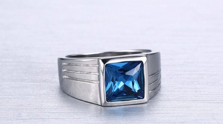 Men's rings with topaz: characteristics and selection