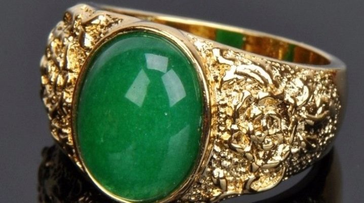 Ανδρικά χρυσά δαχτυλίδια με σμαράγδι: επιλογές σχεδίασης και μυστικά περιποίησης
