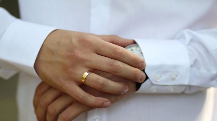 في أي إصبع يرتدي الرجال خاتم الزواج؟