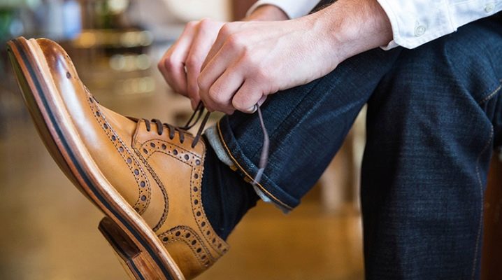 Which men's shoes can be worn with jeans?