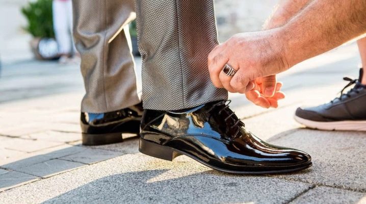 Chaussures en cuir verni pour hommes: caractéristiques et choix