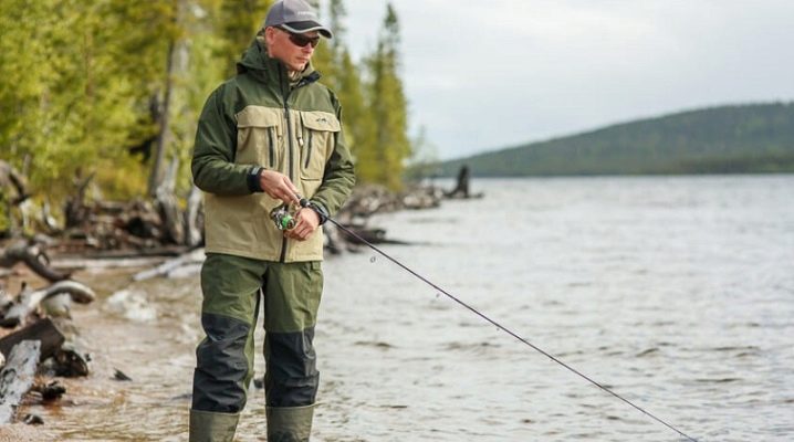 Choosing a demi-season waterproof and breathable fishing suit