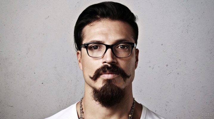 Moustache italienne - comme élément de style