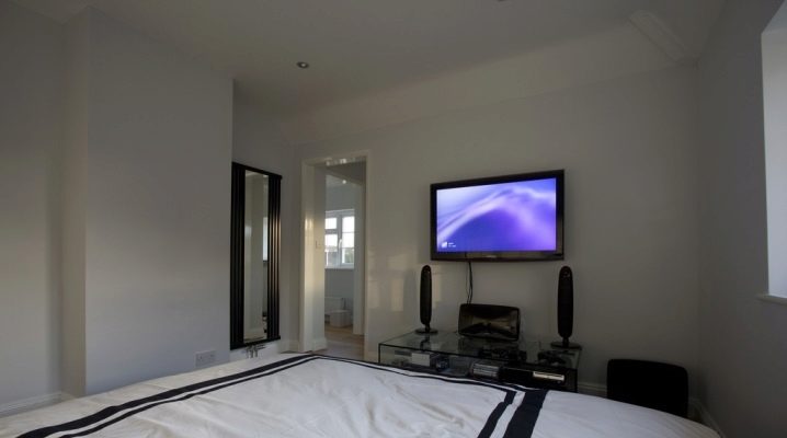 How high should the TV be hung in the bedroom?