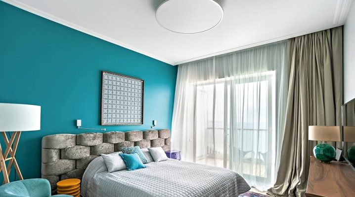 Turquoise wallpaper in the interior of the bedroom