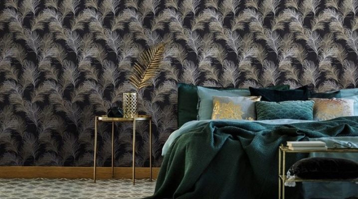 Wallpaper with feathers in the interior of the bedroom