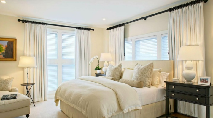White curtains in the interior of the bedroom