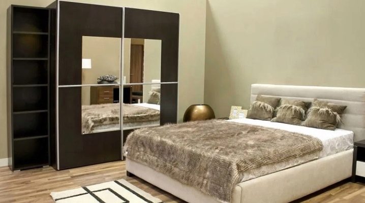 اختيار خزانة مع مرآة في غرفة النوم