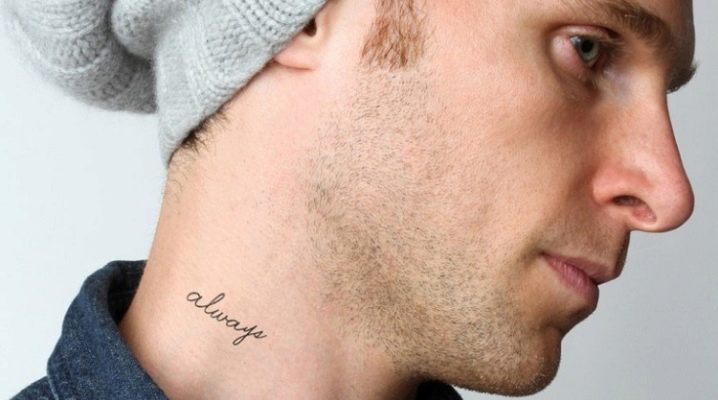Преглед мушке тетоваже на врату у облику натписа