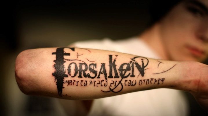 Panoramica dei tatuaggi maschili sul braccio sotto forma di iscrizioni
