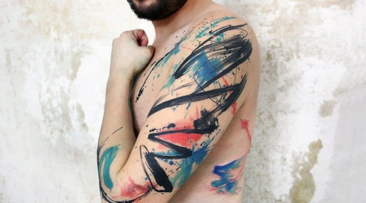 Erilaisia ​​miesten tatuointeja abstraktion tyyliin