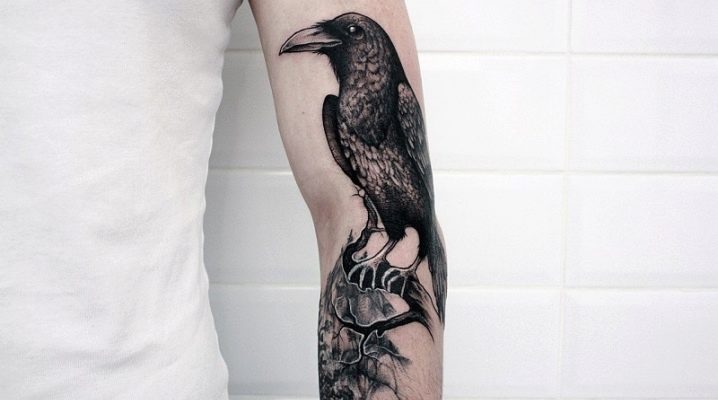 Tout sur le tatouage de corbeau pour les hommes