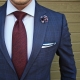 Comment assortir une cravate à une chemise, un costume et un gilet ?