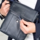 Men's tablet bags: how to choose and what to wear?