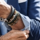 Sur quelle main les hommes portent-ils le bracelet et comment est-il réglementé ?