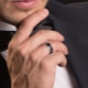 Inel pe degetul inelar al unui bărbat
