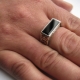 Δαχτυλίδι μεσαίου δακτύλου ενός άνδρα: τι σημαίνει και ποιος το φοράει;