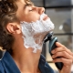 Rasage humide avec un rasoir électrique : avantages et inconvénients, règles générales