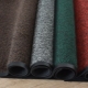 Choisir un tapis à base de caoutchouc dans le couloir