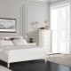 Conception de chambre avec des meubles blancs